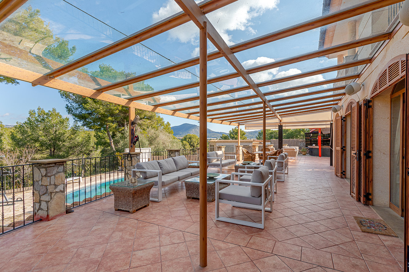 Villa in Santa Ponsa - Großzügige, überdachte Terrasse mit Blick auf den Pool