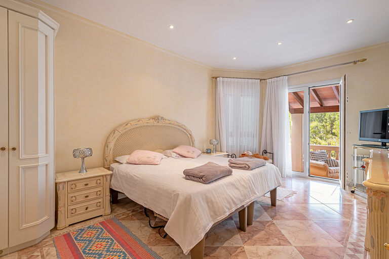 Villa in Costa de la Calma - Grozügiges Schlafzimmer mit Terrasse
