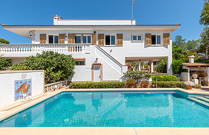 Villa in Santa Ponsa - Blick auf die mediterrane Vila mit Pool