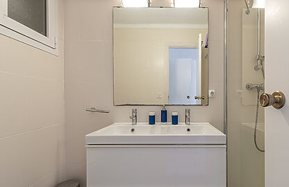 Apartment in Camp de Mar - Bad mit Doppelwaschbecken und Dusche