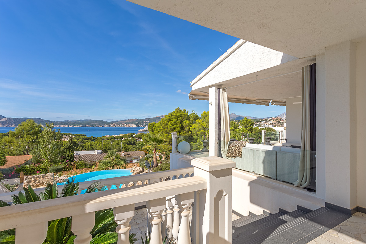 Villa in Santa Ponsa - Überdachte Terrasse mit Meerblick und Blick auf den Pool