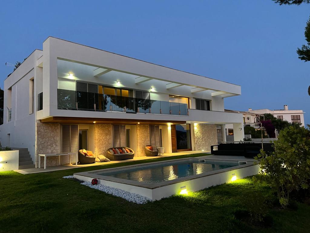 Minimalistische Villa mit Meerblick in Cala Vinyas 1