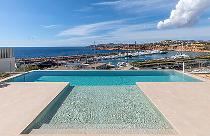 Villa in El Toro - Pool mit Meerblick über den Lifestlye Hafen Port Adriano