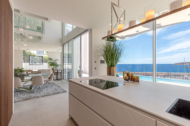 Villa in El Toro - Halb offene Küche mit Panoramablick aufs Meer und den Hafen