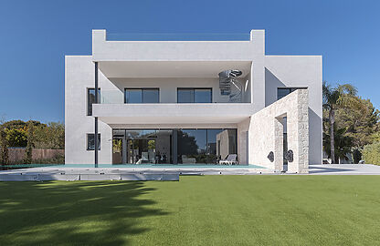 Villa in Puig de Ros - Außenansicht der Villa mit Garten und Pool