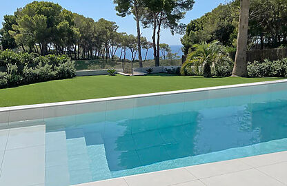 Villa in Puig de Ros - Gartenansicht der modernen Villa mit Pool