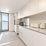 Penthouse in Palma - Moderne und zeitlos gestaltete Einbauküche mit weißen Fronten
