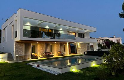 Villa in Cala Vinyas - Moderne Architektur und geradliniges Design