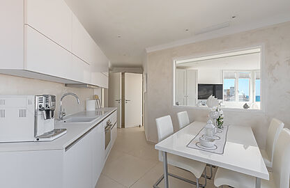 Penthouse in Arenal - Moderne Wohnküche mit Durchblick ins Wohnzimmer