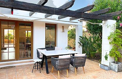 Villa in Santa Ponsa - Terrasse mit Zugang zum offen gestalteten Wohn-/Essbereich mit Küche