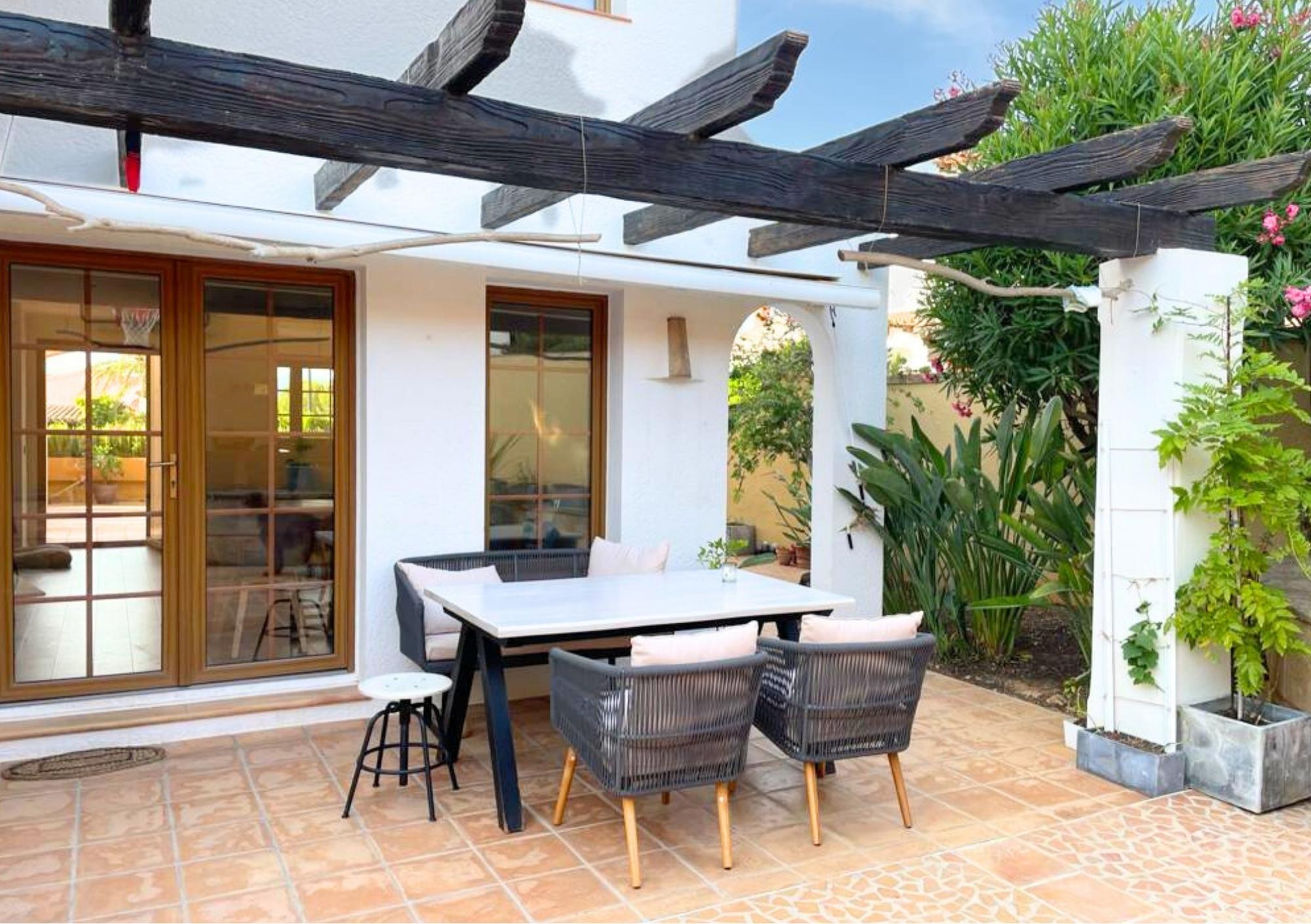 Villa in Santa Ponsa - Terrasse mit Zugang zum offen gestalteten Wohn-/Essbereich mit Küche
