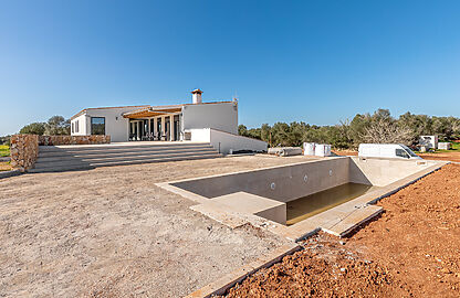 Neu gebaute Finca mit Pool und schönem Blick in Campos 4