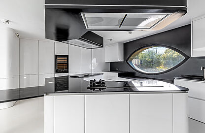 Villa in Cala Murada - Stylische in schwarz/weiß gehaltene Küche