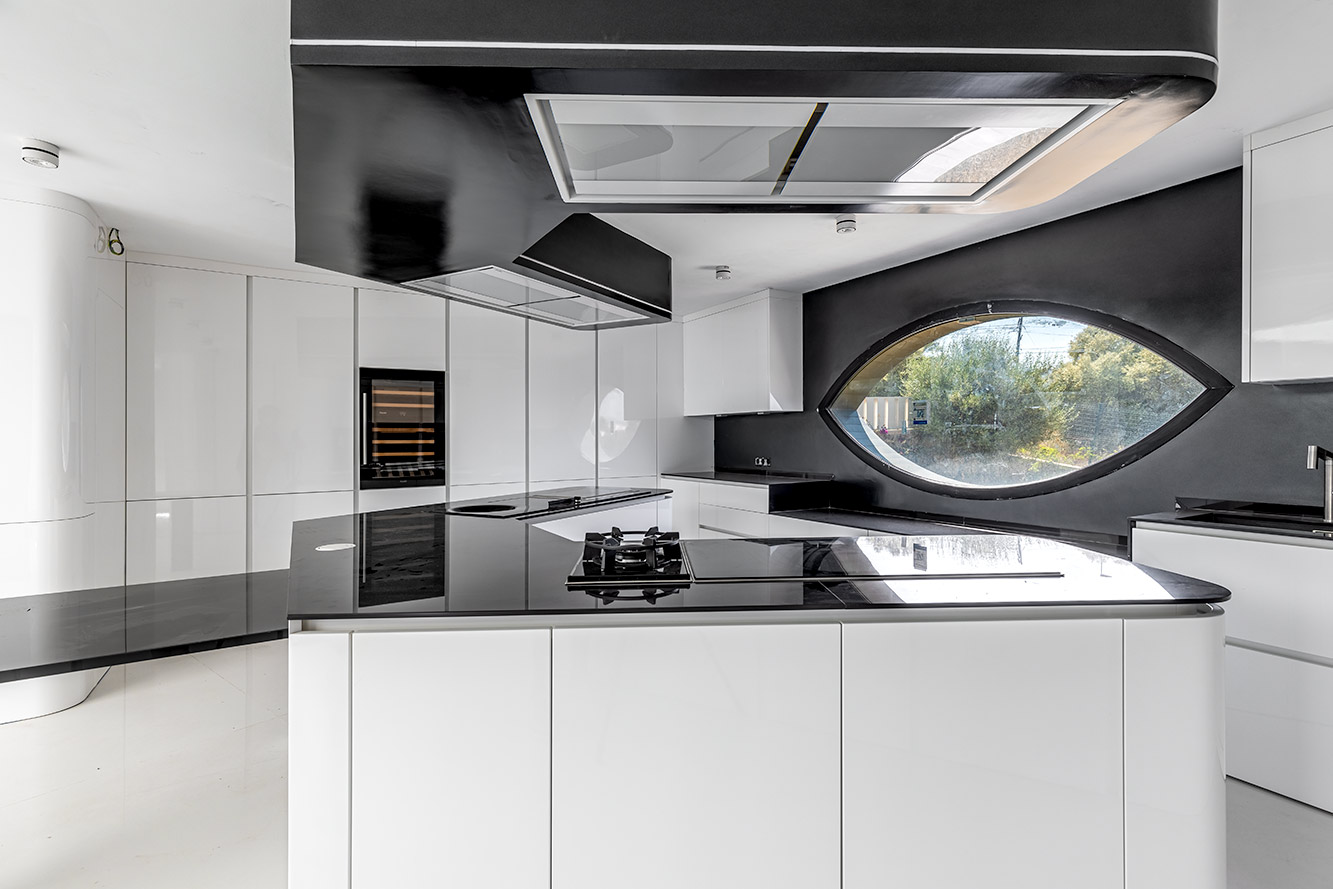 Villa in Cala Murada - Stylische in schwarz/weiß gehaltene Küche