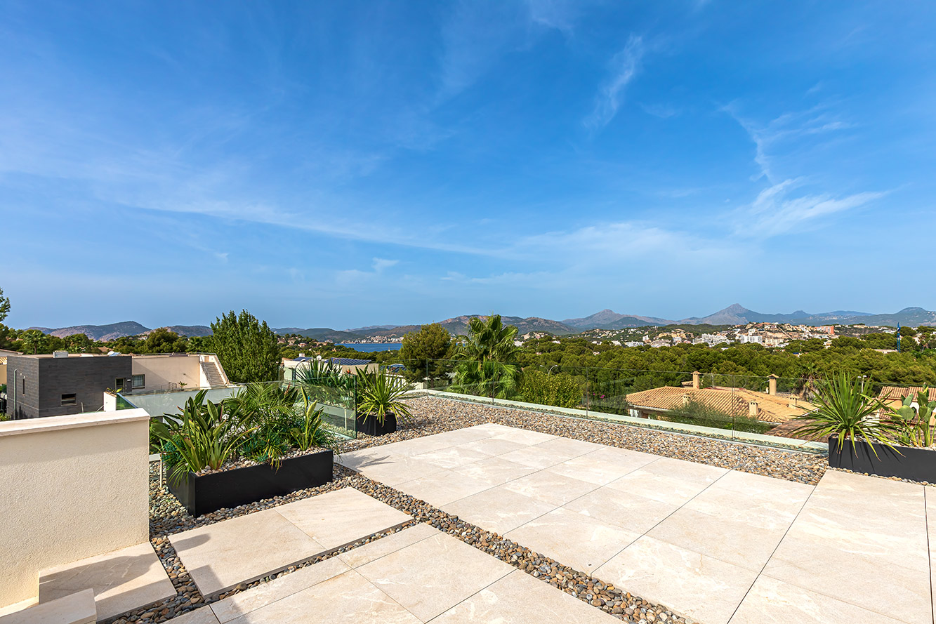 Villa in Santa Ponsa - Stylische Dachterrasse mit Meerblick