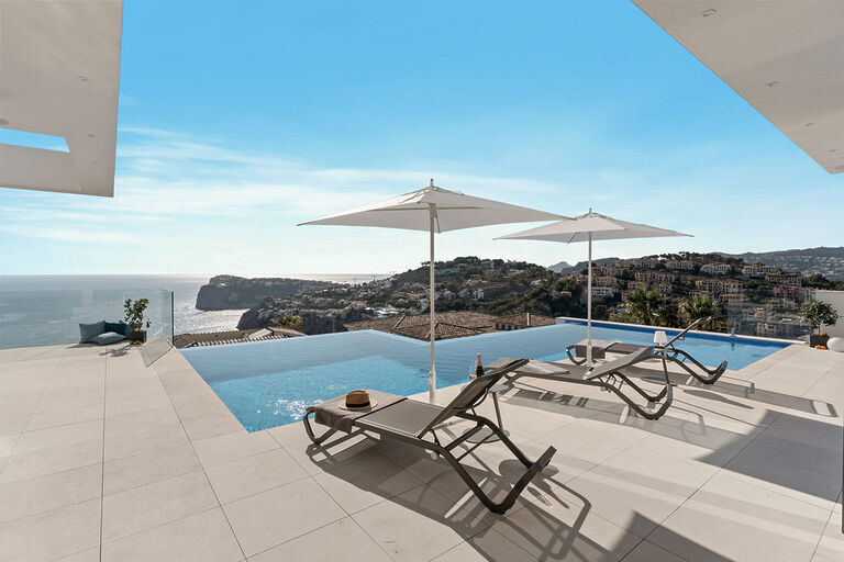 Neubau Villa mit traumhaftem Meerblick über der Bucht Cala Llamp 1