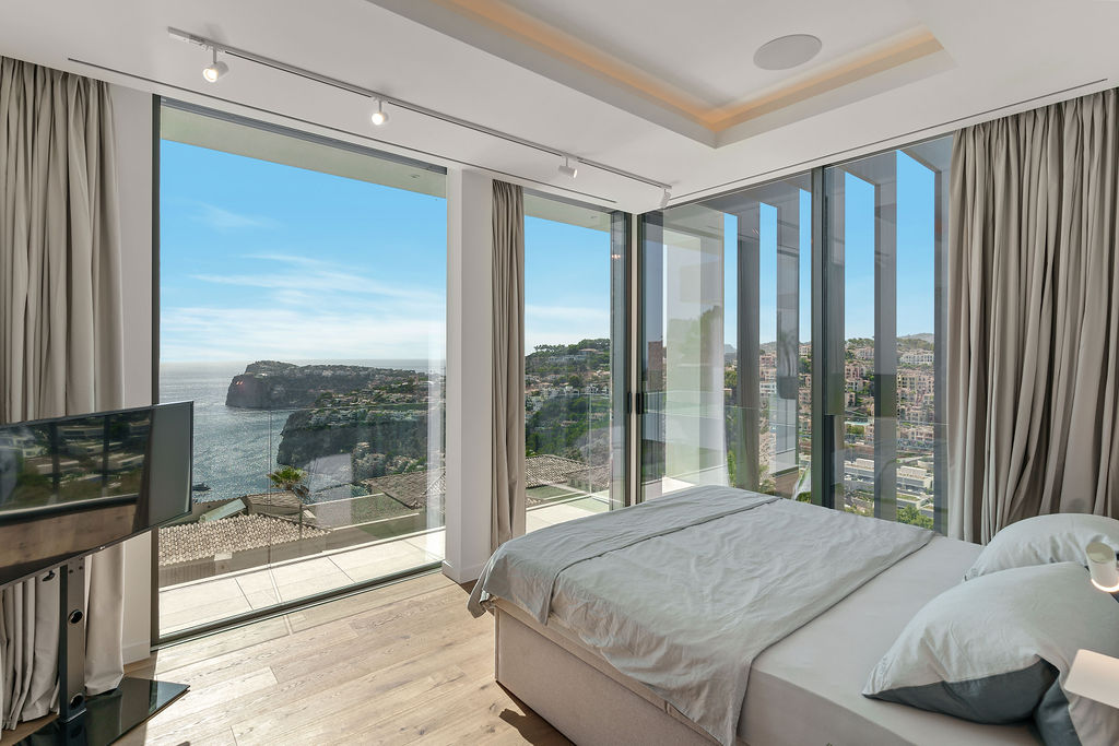Neubau Villa mit traumhaftem Meerblick über der Bucht Cala Llamp 8