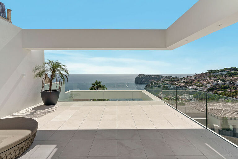 Neubau Villa mit traumhaftem Meerblick über der Bucht Cala Llamp 10