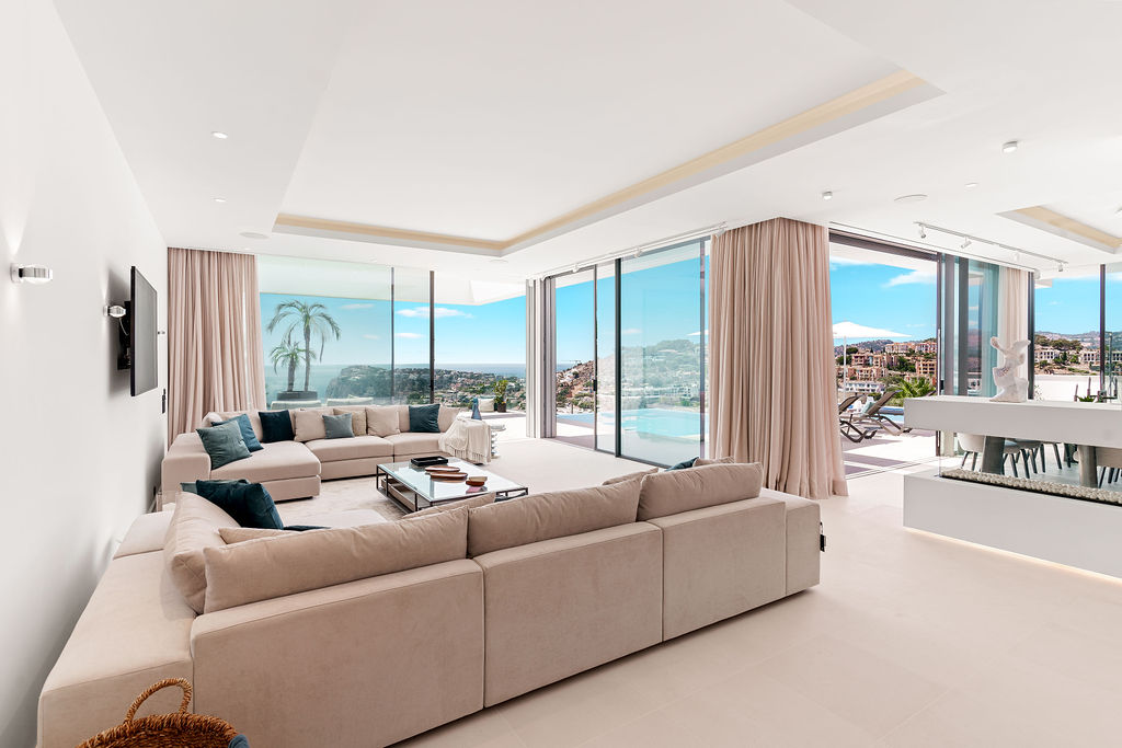 Neubau Villa mit traumhaftem Meerblick über der Bucht Cala Llamp 5