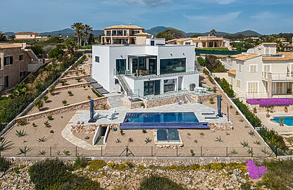 Villa in Cala Murada - Blick auf die Neubauvilla in erster Meereslinie