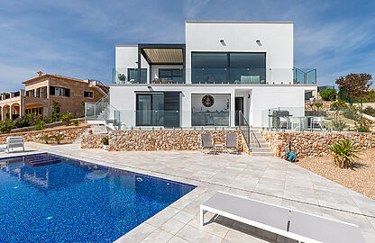 Villa in Cala Murada - Blick auf das Anwesen mit Pool in erster Meereslinie