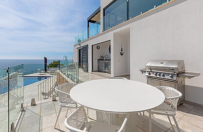 Villa in Cala Murada - Terrasse mit Blick auf den Pool und das Meer