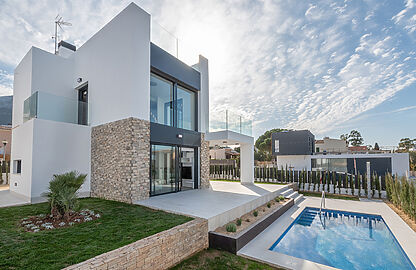 Neugebaute Villa mit Pool und Meerblick in Colonia San Pere 1