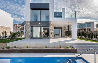 Neugebaute Villa mit Pool und Meerblick in Colonia San Pere 3