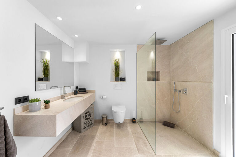 Apartment in Port Andratx - Modernes Badezimmer mit großer Dusche