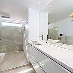 Penthouse in Palma - Modernes Badezimmer mit Badewanne und Duschecke