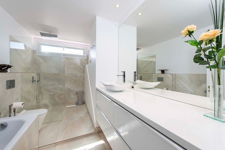 Penthouse in Palma - Modernes Badezimmer mit Badewanne und Duschecke