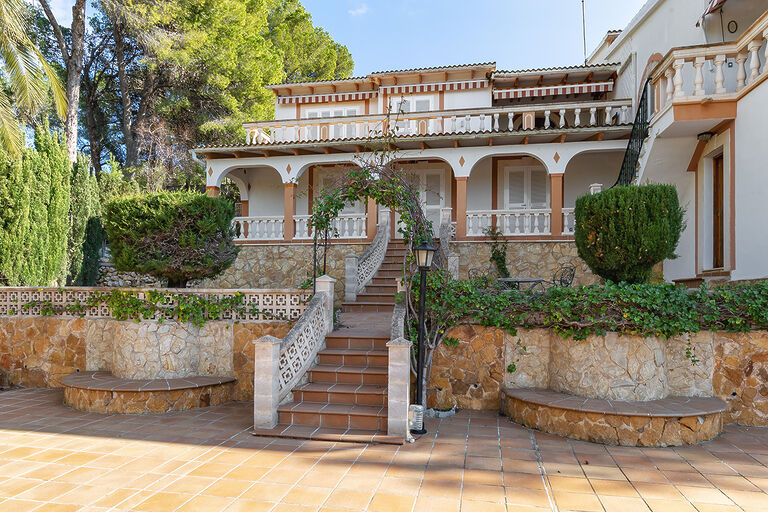 Renovierungsbedürftige Villa mit Meerblick und viel Potential in Santa Ponsa 3