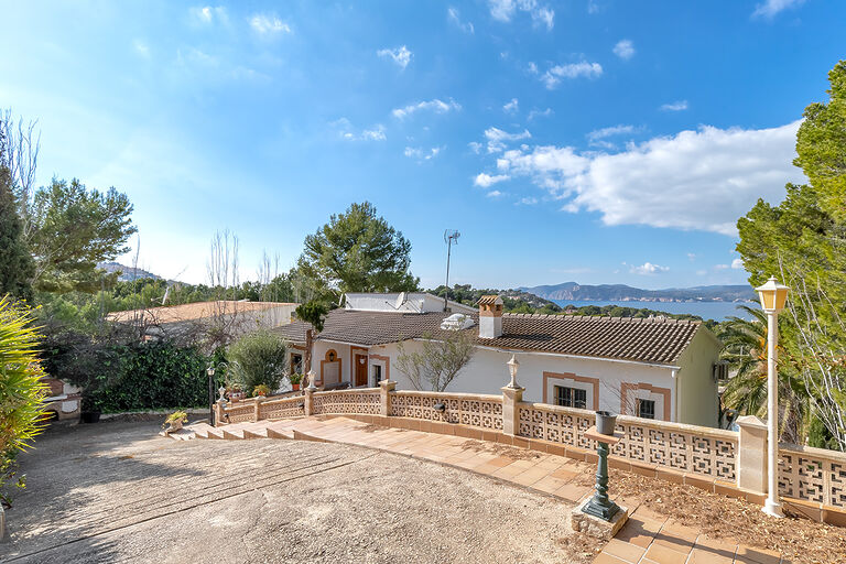 Renovierungsbedürftige Villa mit Meerblick und viel Potential in Santa Ponsa 4
