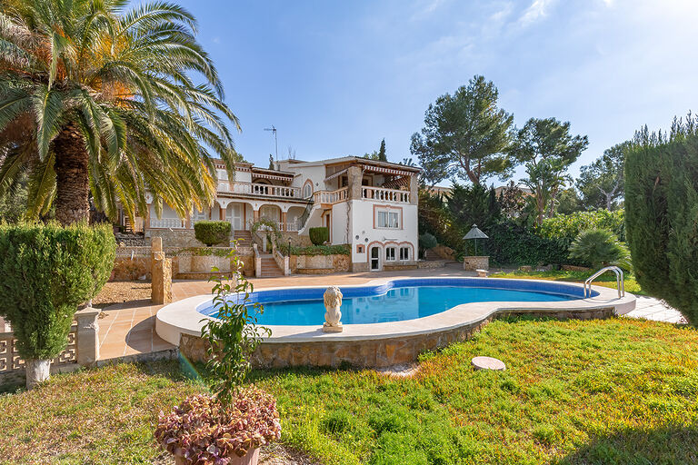 Renovierungsbedürftige Villa mit Meerblick und viel Potential in Santa Ponsa 5