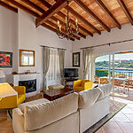 Villa in Cala Anguila - Wohnraum mit Kamin und Meerblick