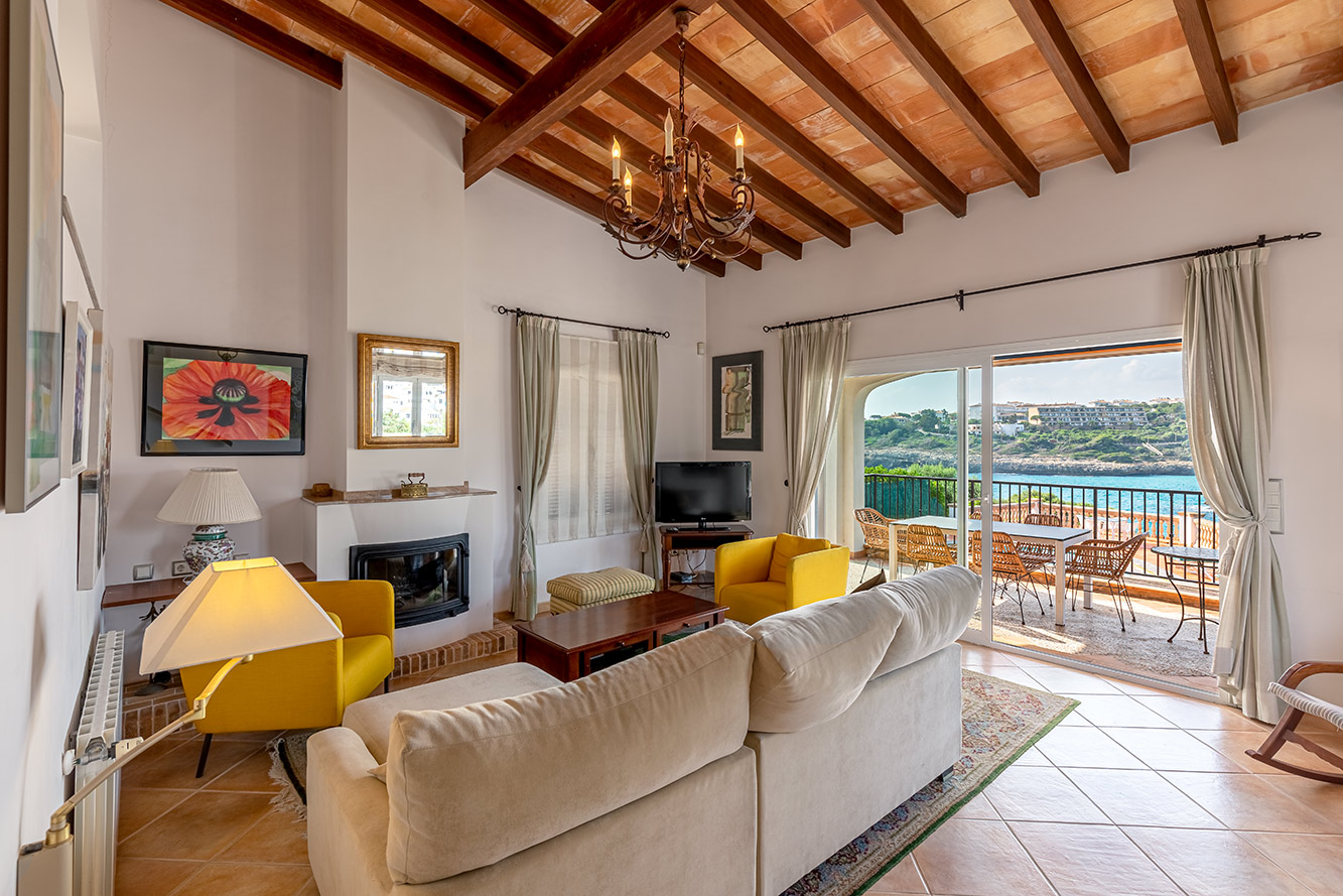 Villa in Cala Anguila - Wohnraum mit Kamin und Meerblick