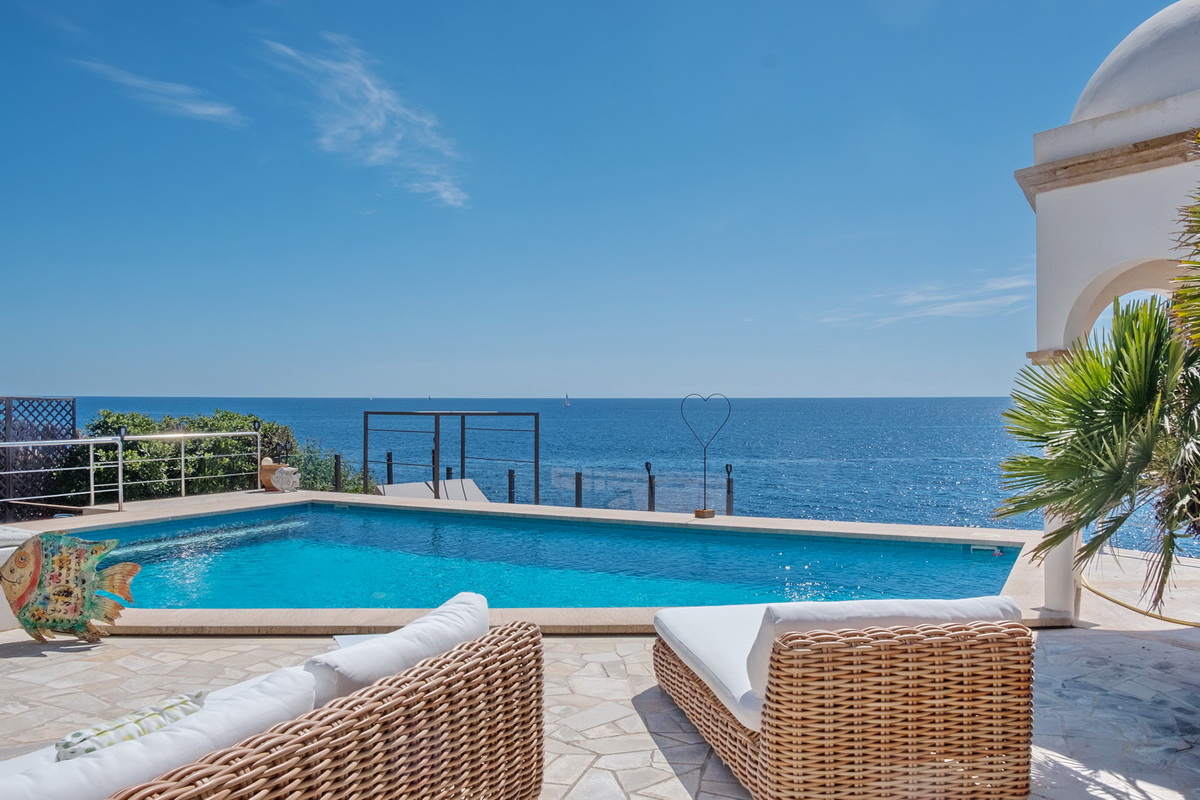 Traumhafte Villa in erster Meereslinie in Cala Egos 1