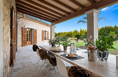 Finca in Montuiri - Überdachte Terrasse mit Aussicht in die Gartenanlage
