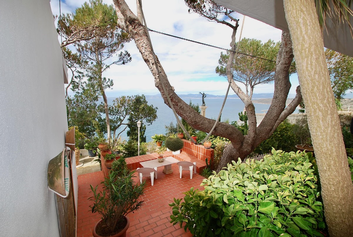 Villa in Bahia Grande - Im Grünen eingebettete Terrasse mit Meerblick