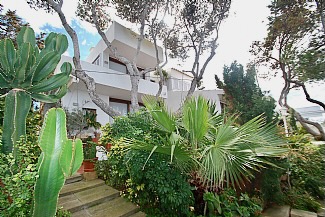 Villa in Bahia Grande - Blick auf das Haus mit schön eingewachsenem Garten