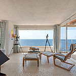 Villa in Cala Pi - Wohnraum mit großen Fensterflächen und Panoramablick aufs offene Meer