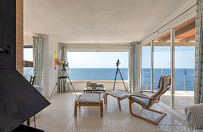 Villa in Cala Pi - Wohnraum mit großen Fensterflächen und Panoramablick aufs offene Meer