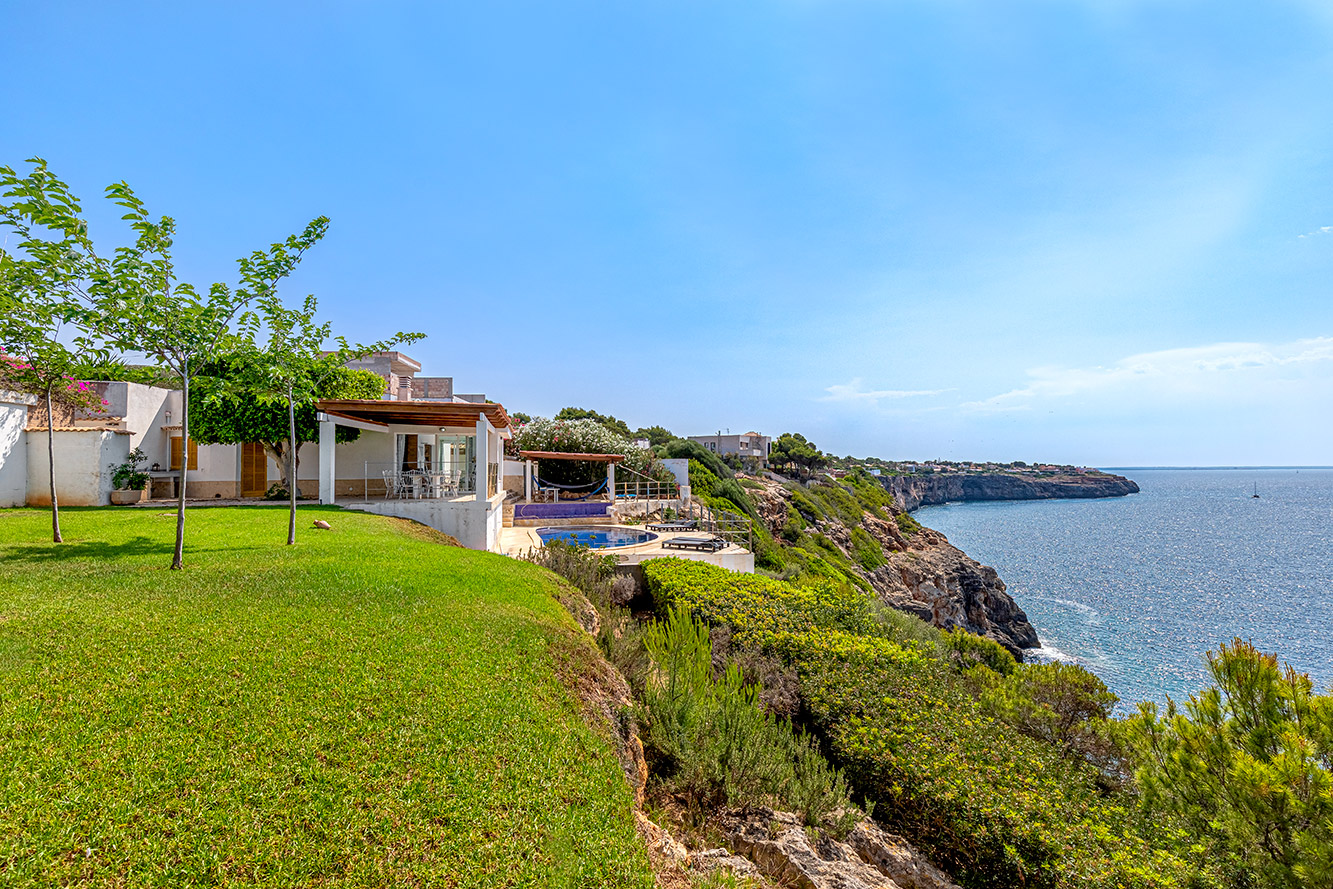 Villa in Cala Pi - Garten mit sensationellem Ausblick