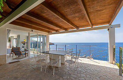 Villa in Cala Pi - Überdachte Terrasse mit Blick aufs offene Meer
