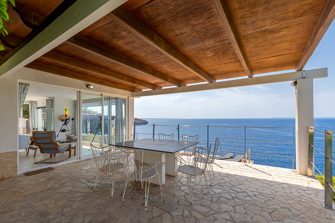 Villa in Cala Pi - Überdachte Terrasse mit Blick aufs offene Meer