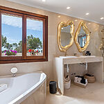 Villa in Sol de Mallorca - Elegantes Badezimmer mit Badewanne und Dusche