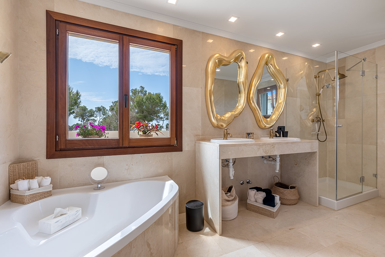 Villa in Sol de Mallorca - Elegantes Badezimmer mit Badewanne und Dusche