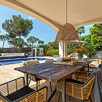 Villa in Sol de Mallorca - Überdachte Terrasse direkt am Pool