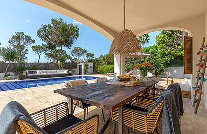 Villa in Sol de Mallorca - Überdachte Terrasse direkt am Pool