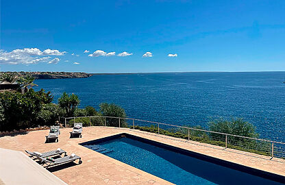 Mediterrane Villa mit Ferienvermietlizenz in erster Meereslinie in Cala Pi 1